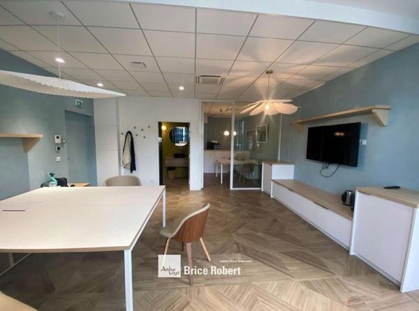Location bureaux rénovés avec balcon à Lyon 7ème proche quais du Rhône