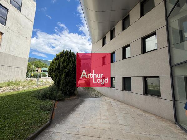 Bureaux à vendre Meylan 313 m² rénovés avec 12 places de stationnement