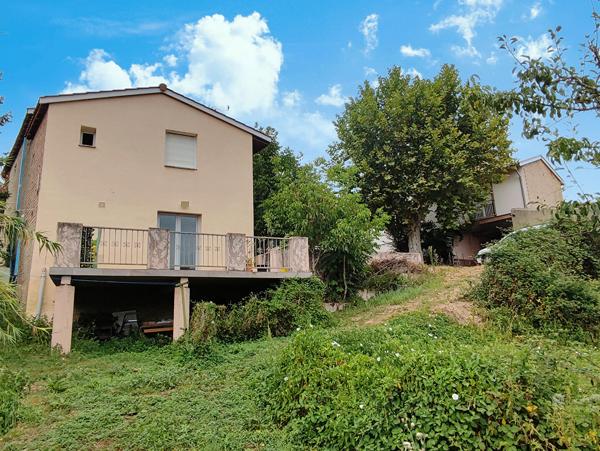 Ensemble immobilier avec 2 maisons (3 logements), garages et terrains constructibles. Les pujols