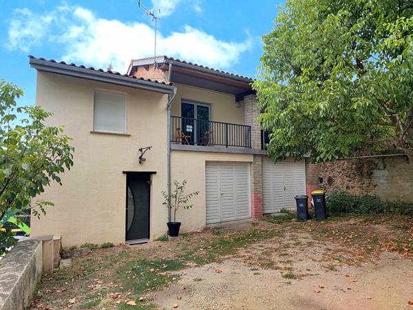 Ensemble immobilier avec 2 maisons (3 logements), garages et terrains constructibles. Les pujols