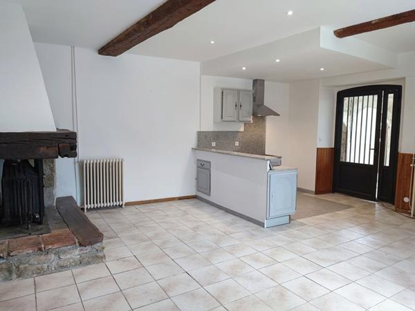 Ensemble immobilier avec 2 maisons (3 logements), garages et terrains constructibles. Les pujols