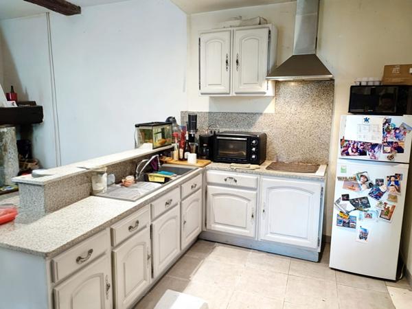 Ensemble immobilier avec 2 maisons (3 logements), garages et terrains constructibles. Les pujols