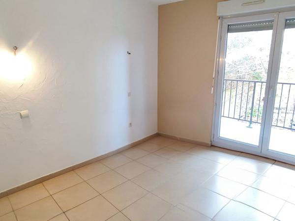 Ensemble immobilier avec 2 maisons (3 logements), garages et terrains constructibles. Les pujols