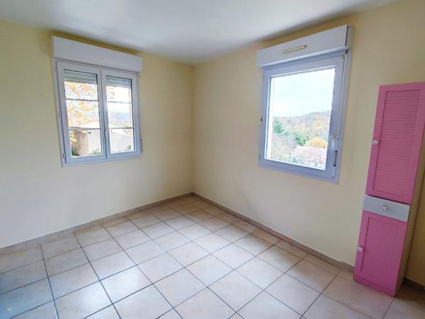 Ensemble immobilier avec 2 maisons (3 logements), garages et terrains constructibles. Les pujols