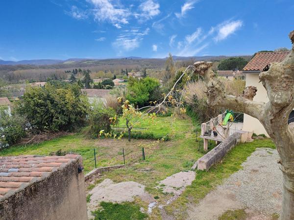Ensemble immobilier avec 2 maisons (3 logements), garages et terrains constructibles. Les pujols