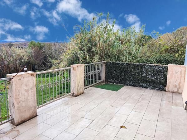 Ensemble immobilier avec 2 maisons (3 logements), garages et terrains constructibles. Les pujols