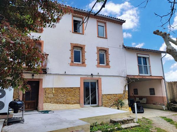 Ensemble immobilier avec 2 maisons (3 logements), garages et terrains constructibles. Les pujols