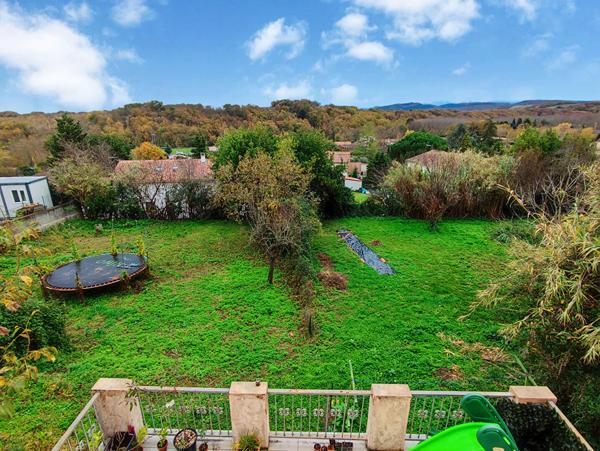 Ensemble immobilier avec 2 maisons (3 logements), garages et terrains constructibles. Les pujols