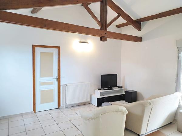 Ensemble immobilier avec 2 maisons (3 logements), garages et terrains constructibles. Les pujols