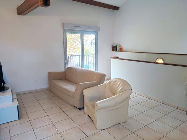 Ensemble immobilier avec 2 maisons (3 logements), garages et terrains constructibles. Les pujols
