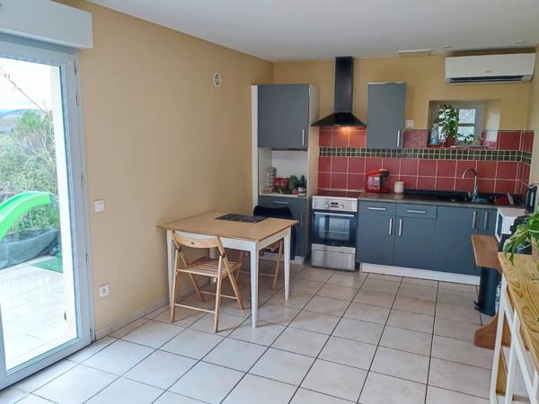 Ensemble immobilier avec 2 maisons (3 logements), garages et terrains constructibles. Les pujols