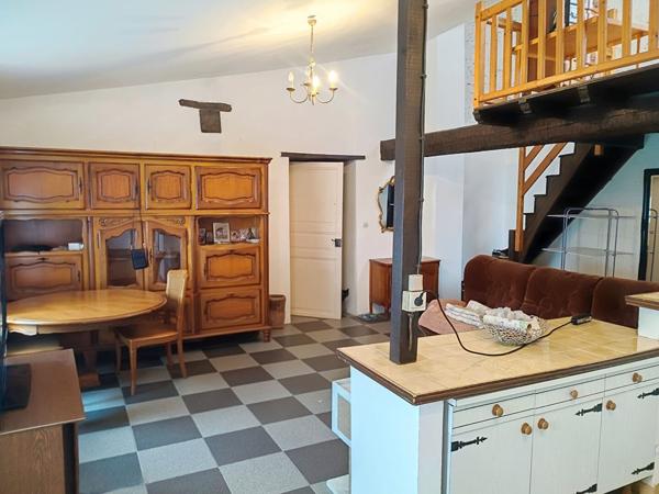 Ensemble immobilier avec 2 maisons (3 logements), garages et terrains constructibles. Les pujols
