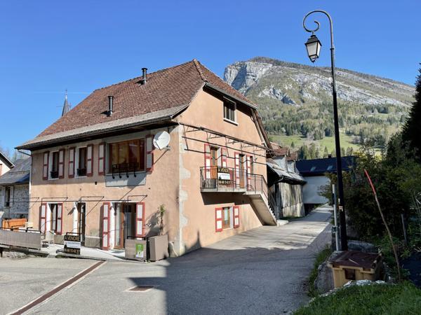 Saint-Pierre-d'Entremont (73670) Très bon investissement - Maison avec 3 superbes appartements - T4-T3-Studio - terrasses - jardin et terrain -