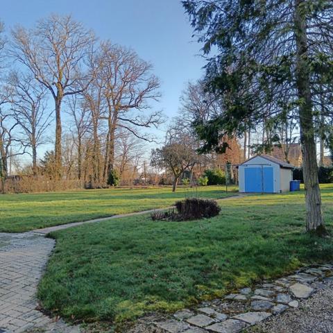 À MIRECOURT ! Dans un quartier calme et cadre champêtre, cette maison 95 m² – 6 pièces offre 3 chambres, 2 salles de bain, terrasse plein sud de 30 m2 garage 50 m², cave superbe et jardin 2200 m². Deux accès indépendants pour plus de possibilités. Opportunité rare, prix de vente 210 000 euros Contactez-moi vite Pascal Choisnel SAFTI 07 84 98 71 60 Pascal.choisnel@safti.fr
