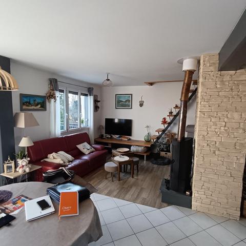 À MIRECOURT ! Dans un quartier calme et cadre champêtre, cette maison 95 m² – 6 pièces offre 3 chambres, 2 salles de bain, terrasse plein sud de 30 m2 garage 50 m², cave superbe et jardin 2200 m². Deux accès indépendants pour plus de possibilités. Opportunité rare, prix de vente 210 000 euros Contactez-moi vite Pascal Choisnel SAFTI 07 84 98 71 60 Pascal.choisnel@safti.fr