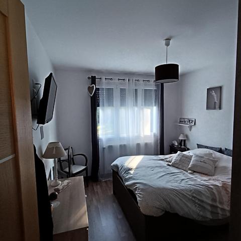 À MIRECOURT ! Dans un quartier calme et cadre champêtre, cette maison 95 m² – 6 pièces offre 3 chambres, 2 salles de bain, terrasse plein sud de 30 m2 garage 50 m², cave superbe et jardin 2200 m². Deux accès indépendants pour plus de possibilités. Opportunité rare, prix de vente 210 000 euros Contactez-moi vite Pascal Choisnel SAFTI 07 84 98 71 60 Pascal.choisnel@safti.fr