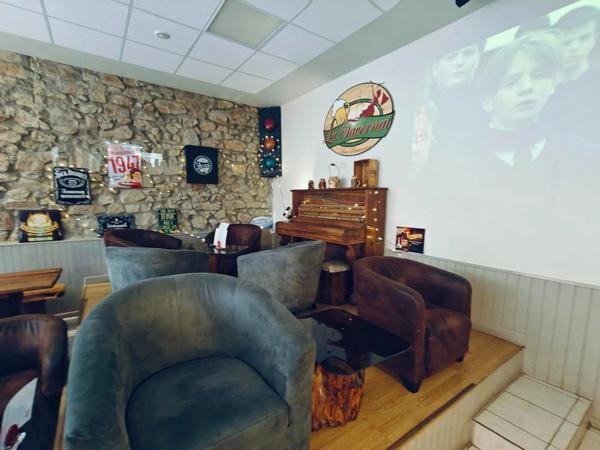 À Vendre BAR a biere et Restaurant avec logement de fonction parking