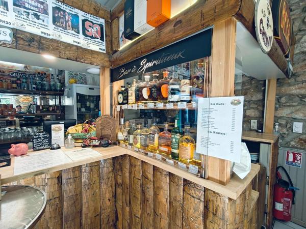 À Vendre BAR a biere et Restaurant avec logement de fonction parking