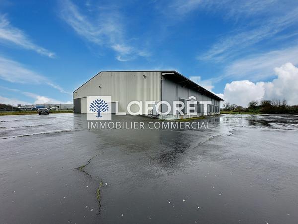 Location local commercial près de LES AUBIERS - 2170 m² - 6 330 €/mois