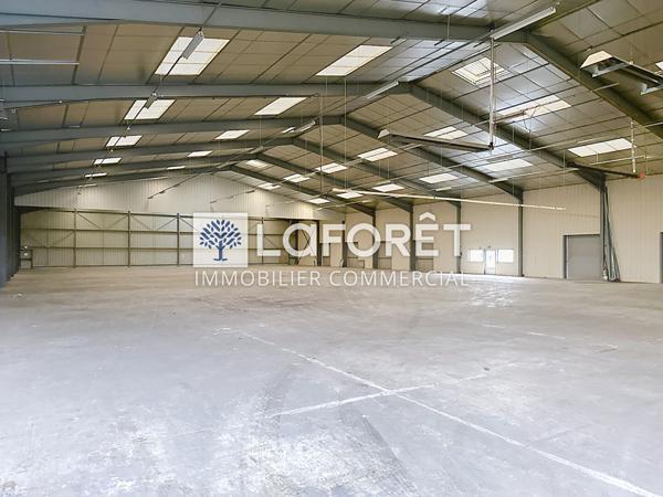Location local commercial près de LES AUBIERS - 2170 m² - 6 330 €/mois