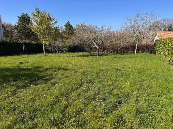 À VENDRE Terrain constructible de 1 762 m² à Niort (Surimeau) ?