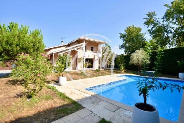 Villa familiale avec piscine à vendre à Arès, grands volumes, 4 chambres et centre-ville accessible à vélo ARES centre