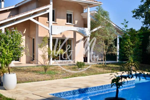 Villa familiale avec piscine à vendre à Arès, grands volumes, 4 chambres et centre-ville accessible à vélo ARES centre