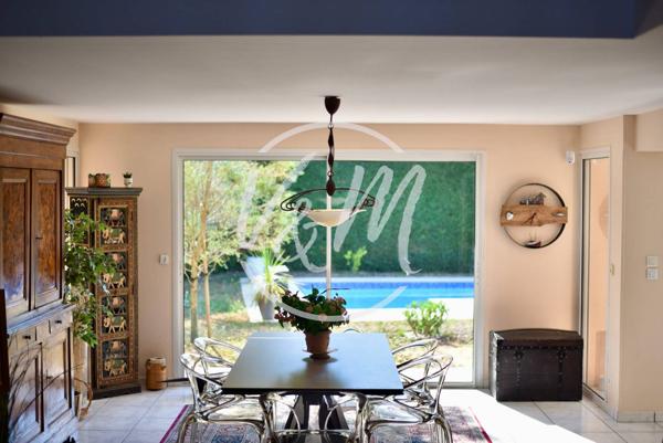 Villa familiale avec piscine à vendre à Arès, grands volumes, 4 chambres et centre-ville accessible à vélo ARES centre