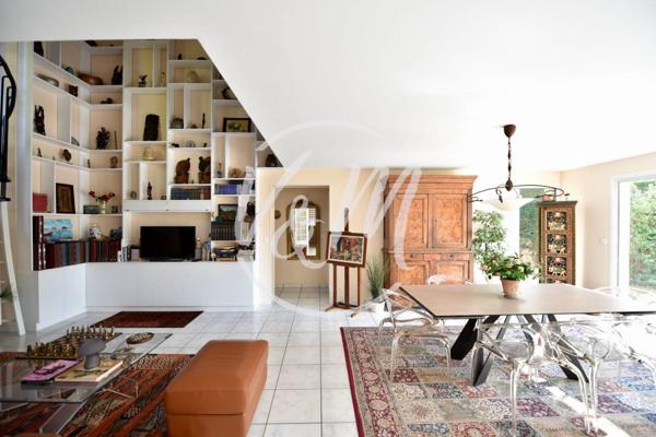 Villa familiale avec piscine à vendre à Arès, grands volumes, 4 chambres et centre-ville accessible à vélo ARES centre