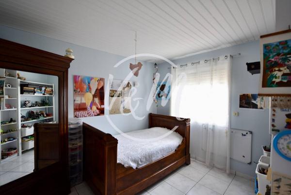 Villa familiale avec piscine à vendre à Arès, grands volumes, 4 chambres et centre-ville accessible à vélo ARES centre