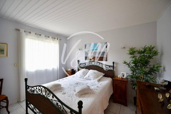 Villa familiale avec piscine à vendre à Arès, grands volumes, 4 chambres et centre-ville accessible à vélo ARES centre