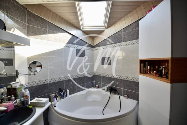 Villa familiale avec piscine à vendre à Arès, grands volumes, 4 chambres et centre-ville accessible à vélo ARES centre