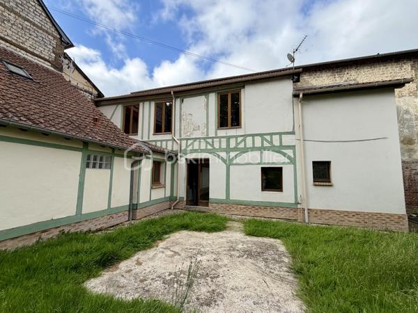 Sur la commune de Elbeuf, situé dans un secteur apprécié pour sa proximité avec le centre ville, les commerces et les différents établissements scolaires, formation supérieures ... en font un emplacement particulièrement adapté à un projet d'investissement locatif ou autre.

L'ensemble se compose :
- Une maison principal avec jardin et un portail motorisé. D'une superficie de 72 m2, elle comprend au rez-de-chaussée : une pièce de vie 34 m2, un placard et  une arrière cuisine de 7 m2. À l'étage, le palier dessert deux chambres, une salle d'eau et un wc.

- Le second logement, un studio de 40 m2 indépendant, créé il y a une douzaine d'années, comprend une pièce de vie de 25 m2, une salle d'eau avec wc et une chambre à l'étage.

Les chauffages sont électrique.

Une visite filmée est disponible sur YT (ÉLISE SOARES immobilier).