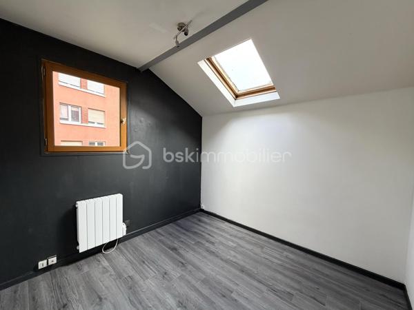 Sur la commune de Elbeuf, situé dans un secteur apprécié pour sa proximité avec le centre ville, les commerces et les différents établissements scolaires, formation supérieures ... en font un emplacement particulièrement adapté à un projet d'investissement locatif ou autre.

L'ensemble se compose :
- Une maison principal avec jardin et un portail motorisé. D'une superficie de 72 m2, elle comprend au rez-de-chaussée : une pièce de vie 34 m2, un placard et  une arrière cuisine de 7 m2. À l'étage, le palier dessert deux chambres, une salle d'eau et un wc.

- Le second logement, un studio de 40 m2 indépendant, créé il y a une douzaine d'années, comprend une pièce de vie de 25 m2, une salle d'eau avec wc et une chambre à l'étage.

Les chauffages sont électrique.

Une visite filmée est disponible sur YT (ÉLISE SOARES immobilier).