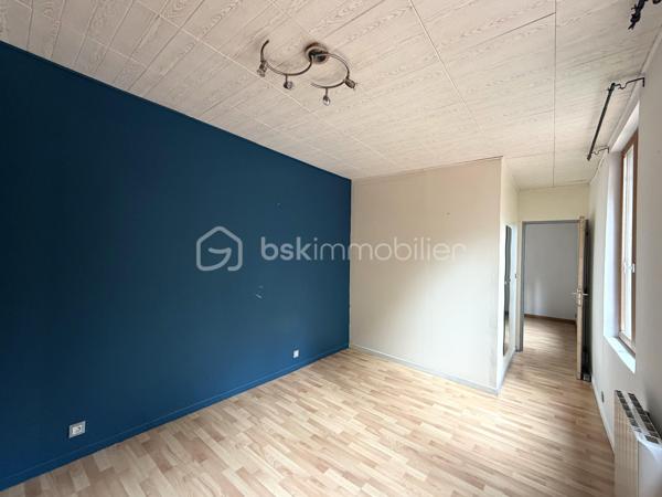 Sur la commune de Elbeuf, situé dans un secteur apprécié pour sa proximité avec le centre ville, les commerces et les différents établissements scolaires, formation supérieures ... en font un emplacement particulièrement adapté à un projet d'investissement locatif ou autre.

L'ensemble se compose :
- Une maison principal avec jardin et un portail motorisé. D'une superficie de 72 m2, elle comprend au rez-de-chaussée : une pièce de vie 34 m2, un placard et  une arrière cuisine de 7 m2. À l'étage, le palier dessert deux chambres, une salle d'eau et un wc.

- Le second logement, un studio de 40 m2 indépendant, créé il y a une douzaine d'années, comprend une pièce de vie de 25 m2, une salle d'eau avec wc et une chambre à l'étage.

Les chauffages sont électrique.

Une visite filmée est disponible sur YT (ÉLISE SOARES immobilier).