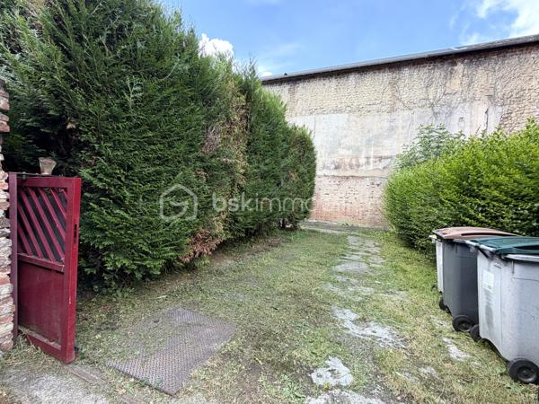 Sur la commune de Elbeuf, situé dans un secteur apprécié pour sa proximité avec le centre ville, les commerces et les différents établissements scolaires, formation supérieures ... en font un emplacement particulièrement adapté à un projet d'investissement locatif ou autre.

L'ensemble se compose :
- Une maison principal avec jardin et un portail motorisé. D'une superficie de 72 m2, elle comprend au rez-de-chaussée : une pièce de vie 34 m2, un placard et  une arrière cuisine de 7 m2. À l'étage, le palier dessert deux chambres, une salle d'eau et un wc.

- Le second logement, un studio de 40 m2 indépendant, créé il y a une douzaine d'années, comprend une pièce de vie de 25 m2, une salle d'eau avec wc et une chambre à l'étage.

Les chauffages sont électrique.

Une visite filmée est disponible sur YT (ÉLISE SOARES immobilier).