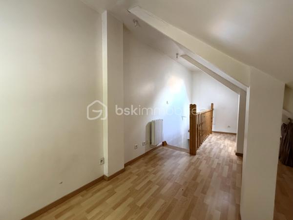 Sur la commune de Elbeuf, situé dans un secteur apprécié pour sa proximité avec le centre ville, les commerces et les différents établissements scolaires, formation supérieures ... en font un emplacement particulièrement adapté à un projet d'investissement locatif ou autre.

L'ensemble se compose :
- Une maison principal avec jardin et un portail motorisé. D'une superficie de 72 m2, elle comprend au rez-de-chaussée : une pièce de vie 34 m2, un placard et  une arrière cuisine de 7 m2. À l'étage, le palier dessert deux chambres, une salle d'eau et un wc.

- Le second logement, un studio de 40 m2 indépendant, créé il y a une douzaine d'années, comprend une pièce de vie de 25 m2, une salle d'eau avec wc et une chambre à l'étage.

Les chauffages sont électrique.

Une visite filmée est disponible sur YT (ÉLISE SOARES immobilier).