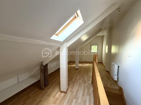 Sur la commune de Elbeuf, situé dans un secteur apprécié pour sa proximité avec le centre ville, les commerces et les différents établissements scolaires, formation supérieures ... en font un emplacement particulièrement adapté à un projet d'investissement locatif ou autre.

L'ensemble se compose :
- Une maison principal avec jardin et un portail motorisé. D'une superficie de 72 m2, elle comprend au rez-de-chaussée : une pièce de vie 34 m2, un placard et  une arrière cuisine de 7 m2. À l'étage, le palier dessert deux chambres, une salle d'eau et un wc.

- Le second logement, un studio de 40 m2 indépendant, créé il y a une douzaine d'années, comprend une pièce de vie de 25 m2, une salle d'eau avec wc et une chambre à l'étage.

Les chauffages sont électrique.

Une visite filmée est disponible sur YT (ÉLISE SOARES immobilier).