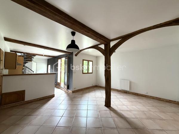 Sur la commune de Elbeuf, situé dans un secteur apprécié pour sa proximité avec le centre ville, les commerces et les différents établissements scolaires, formation supérieures ... en font un emplacement particulièrement adapté à un projet d'investissement locatif ou autre.

L'ensemble se compose :
- Une maison principal avec jardin et un portail motorisé. D'une superficie de 72 m2, elle comprend au rez-de-chaussée : une pièce de vie 34 m2, un placard et  une arrière cuisine de 7 m2. À l'étage, le palier dessert deux chambres, une salle d'eau et un wc.

- Le second logement, un studio de 40 m2 indépendant, créé il y a une douzaine d'années, comprend une pièce de vie de 25 m2, une salle d'eau avec wc et une chambre à l'étage.

Les chauffages sont électrique.

Une visite filmée est disponible sur YT (ÉLISE SOARES immobilier).