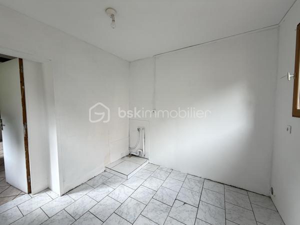 Sur la commune de Elbeuf, situé dans un secteur apprécié pour sa proximité avec le centre ville, les commerces et les différents établissements scolaires, formation supérieures ... en font un emplacement particulièrement adapté à un projet d'investissement locatif ou autre.

L'ensemble se compose :
- Une maison principal avec jardin et un portail motorisé. D'une superficie de 72 m2, elle comprend au rez-de-chaussée : une pièce de vie 34 m2, un placard et  une arrière cuisine de 7 m2. À l'étage, le palier dessert deux chambres, une salle d'eau et un wc.

- Le second logement, un studio de 40 m2 indépendant, créé il y a une douzaine d'années, comprend une pièce de vie de 25 m2, une salle d'eau avec wc et une chambre à l'étage.

Les chauffages sont électrique.

Une visite filmée est disponible sur YT (ÉLISE SOARES immobilier).