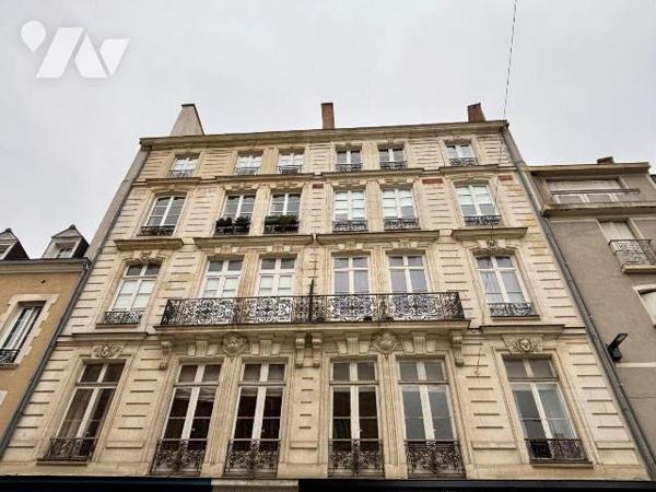 RENNES CENTRE-VILLE - APPARTEMENT TYPE 4 AU DERNIER ÉTAGE AVEC ASCENSEUR-
Venez découvrir cet ...