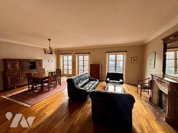 RENNES CENTRE-VILLE - APPARTEMENT TYPE 4 AU DERNIER ÉTAGE AVEC ASCENSEUR-
Venez découvrir cet ...