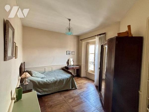 RENNES CENTRE-VILLE - APPARTEMENT TYPE 4 AU DERNIER ÉTAGE AVEC ASCENSEUR-
Venez découvrir cet ...