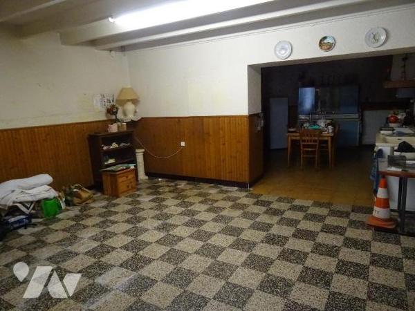 Centre de Nouaillé Maupertuis, Maison de ville offrant: une cuisine, un séjour, deux chambres, ...