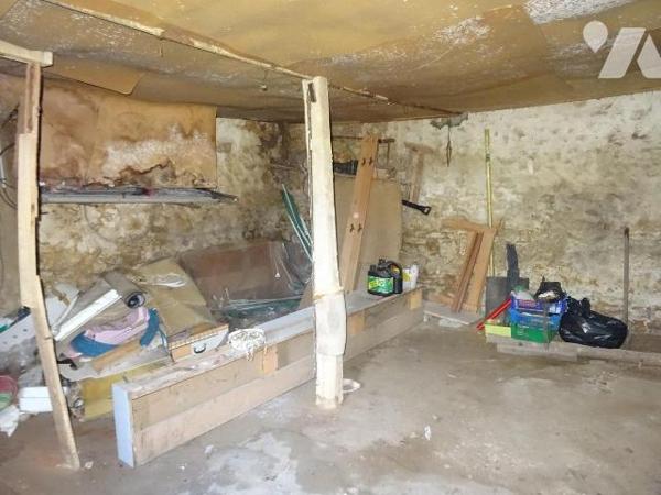 Centre de Nouaillé Maupertuis, Maison de ville offrant: une cuisine, un séjour, deux chambres, ...