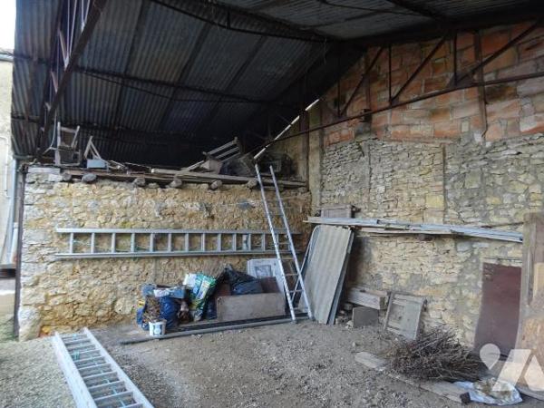 Centre de Nouaillé Maupertuis, Maison de ville offrant: une cuisine, un séjour, deux chambres, ...