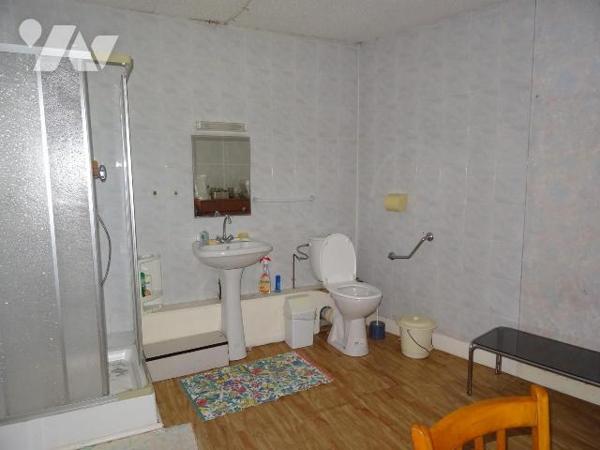 Centre de Nouaillé Maupertuis, Maison de ville offrant: une cuisine, un séjour, deux chambres, ...