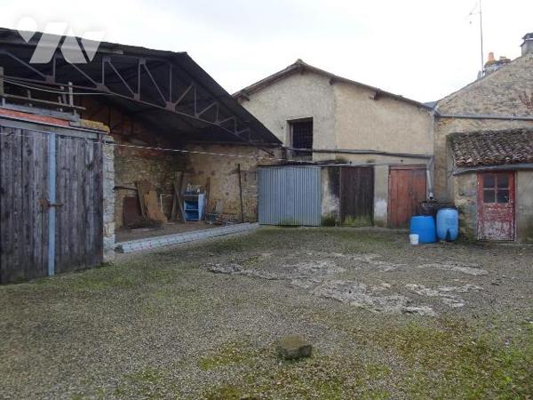 Centre de Nouaillé Maupertuis, Maison de ville offrant: une cuisine, un séjour, deux chambres, ...