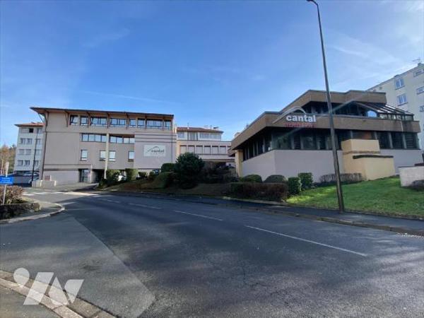 AURILLAC, à vendre, un ensemble immobilier composé de deux bâtiments attenants et communicants,...