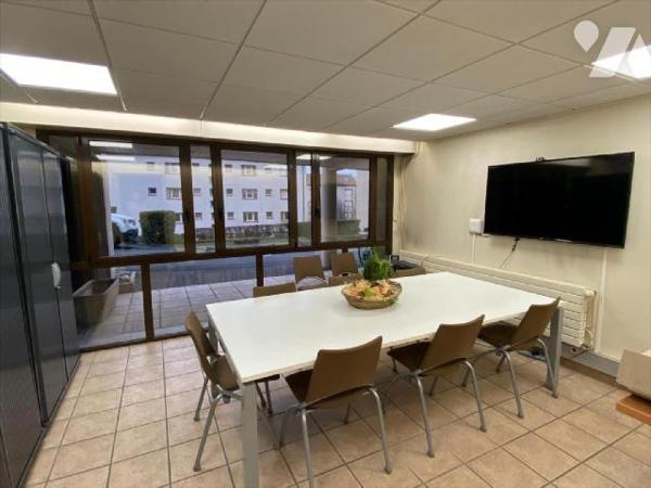 AURILLAC, à vendre, un ensemble immobilier composé de deux bâtiments attenants et communicants,...